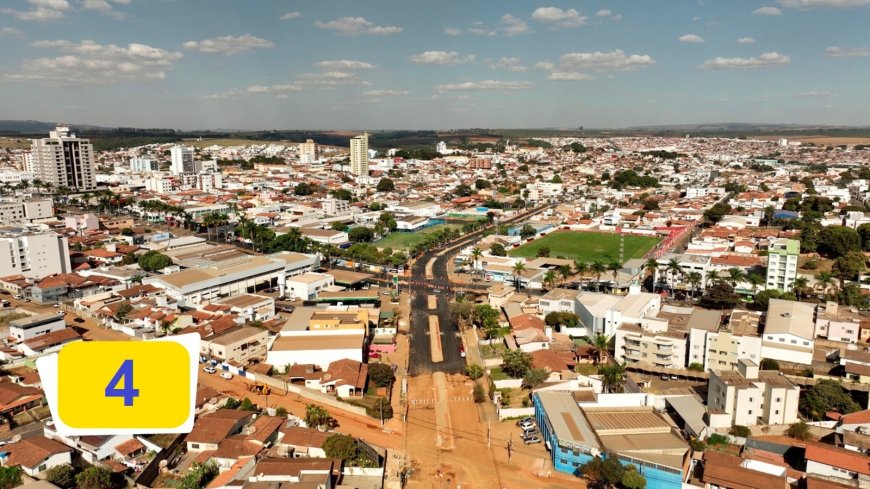 De um ângulo mais alto, Avenida Dom José André Coimbra a partir da Rua Coronel João Cândido até o cruzamento com a Avenida Faria Pereira.