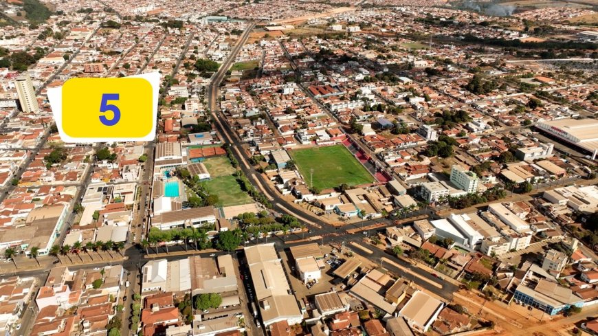 De um ângulo mais baixo, Avenidas Altino Guimarães e Dom José André Coimbra desde a rotatória do Bairro Morada Nova até um pouco adiante do cruzamento com a Avenida Faria Pereira.