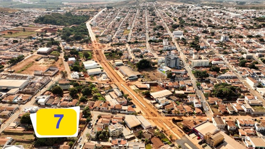 De um ângulo um pouco mais baixo, Avenida Dom José André Coimbra a partir do cruzamento com a Avenida Faria Pereira, ainda em obras um pouco antes do Solaninho até a rotatória da Jacinto Barbosa.