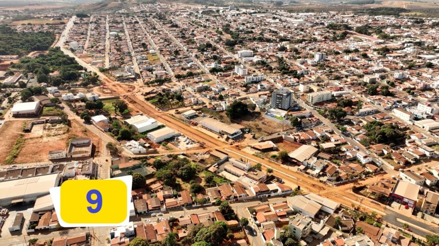 O trecho ainda em obra e, após a rotatória da Jacinto Barbosa, a Avenida João Furtado de Oliveira, que também foi toda reconstruída, já toda asfaltada até seu final, às margens da BR-365.
