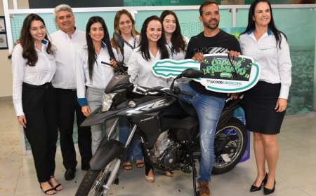 COOPERADO DO SICOOB CREDICOPA DE PATROCÍNIO RECEBE MOTO DA PROMOÇÃO CAPITAL PREMIADO