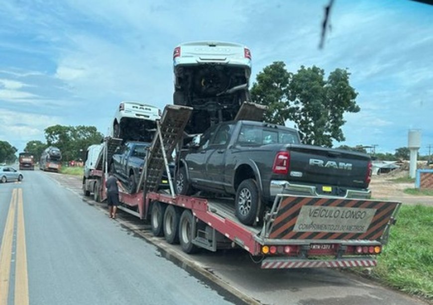 ACIDENTE COM CEGONHEIRA CARREGADA DE DODGE RAM GERA PREJUÍZO MILIONÁRIO: QUEBRA-MOLAS SEM SINALIZAÇÃO
