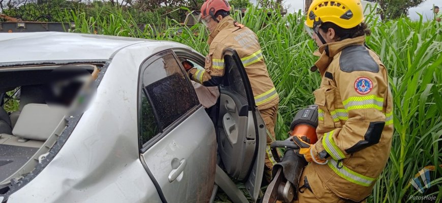 CARRO BATE DE FRENTE COM CAMINHÃO E DEIXA UM MORTO E CINCO FERIDOS NA MG 230