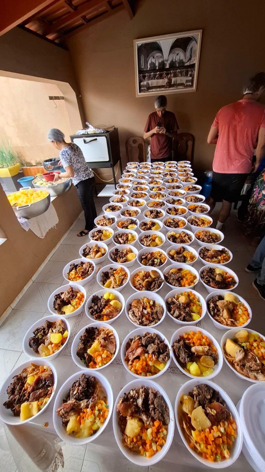 FAMÍLIA DISTRIBUI 500 MARMITAS DURANTE "ALMOÇO DE NATAL"