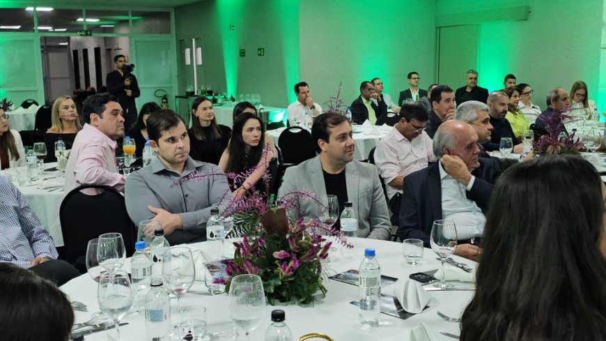 DIRETORES E COOPERADOS CELEBRAM FUSÃO DE CREDICOPA COM A CREDIGERAIS