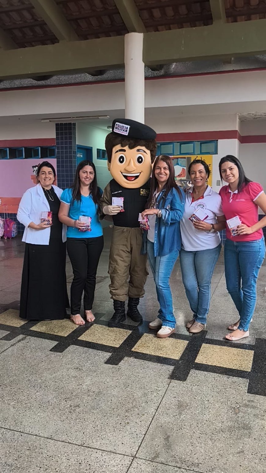 POLÍCIA MILITAR VISITA CENTRO DE EDUCAÇÃO INFANTIL LEONOR DE CASTRO MAGALHÃES E LEVA ALEGRIA ÀS CRIANÇAS