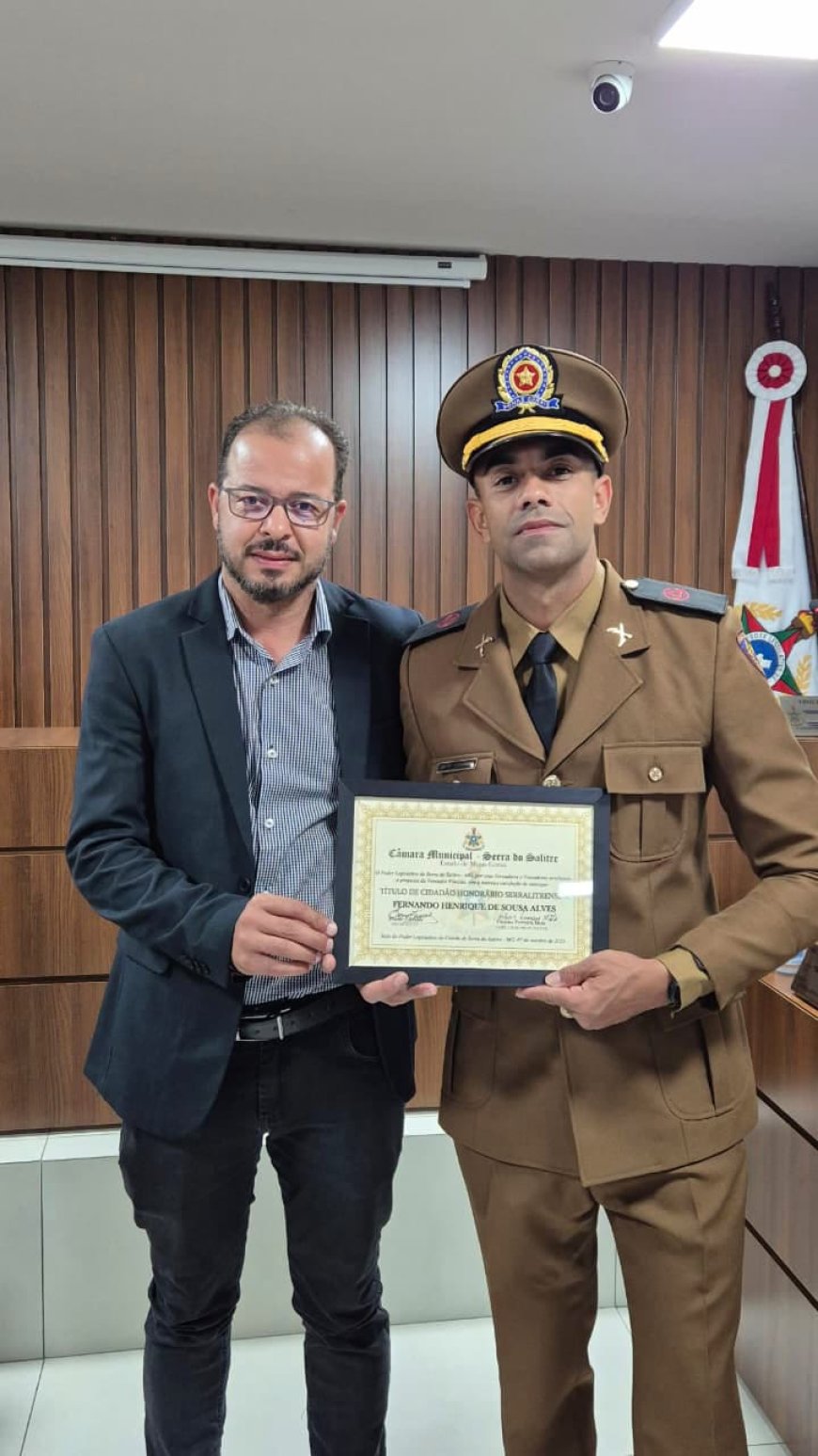 MILITAR RECEBE TÍTULO DE CIDADÃO HONORÁRIO DE SERRA DO SALITRE-MG