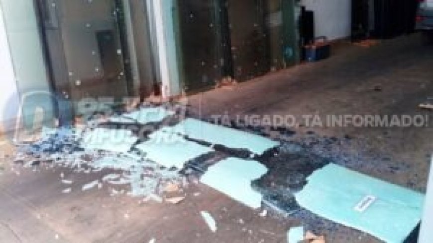 CLIENTE CAUSA PREJUÍZO DE R 10 MIL AO QUEBRAR VIDROS EM LOJA EM PATROCÍNIO