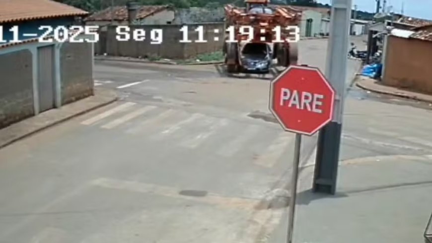 MÁQUINA AGRÍCOLA GIGANTE 'ENGOLE' CARRO EM RUA EM IRAÍ DE MINAS