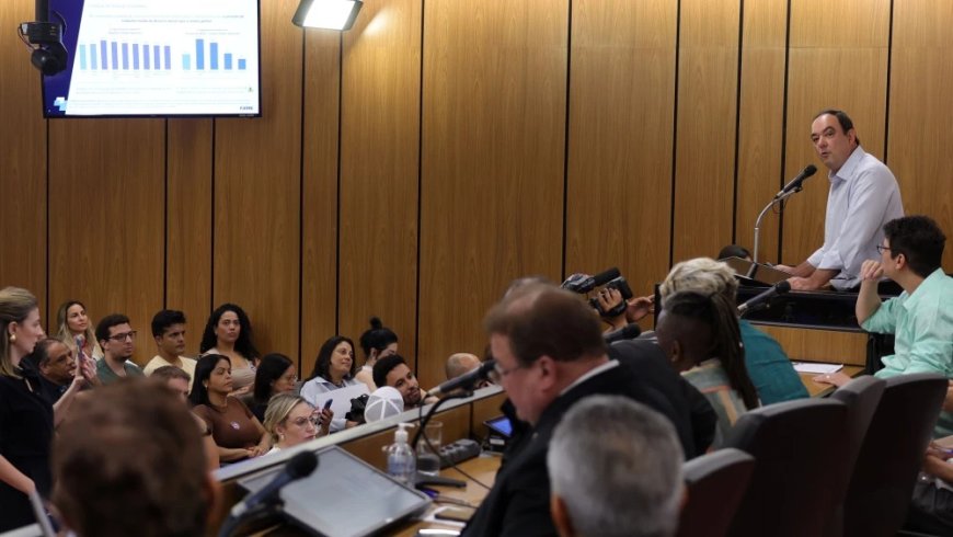 PRESIDENTE DA FIEMG COMPARA REDUÇÃO DA JORNADA DE TRABALHO COM 'IMPRESSÃO' DE DINHEIRO