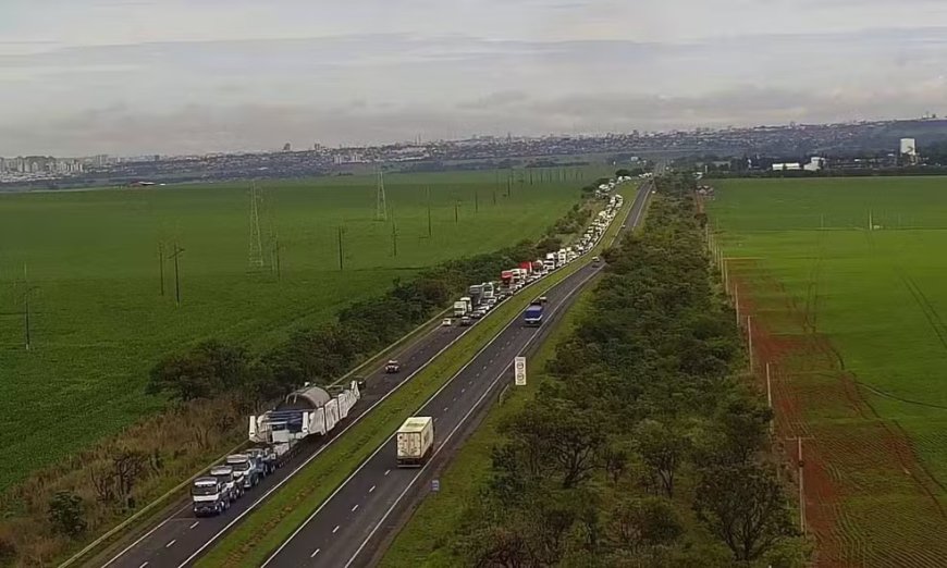 SEIS MOTORISTAS, 44 EIXOS E QUASE 300 PNEUS: ENTENDA COMBOIO QUE TRANSPORTA MEGACARGA PELAS RODOVIAS DO TRIÂNGULO MINEIRO E ALTO PARANAÍBA 