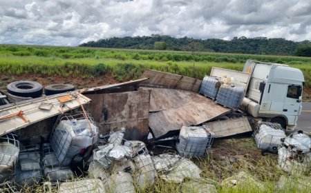 CARRETA CARREGADA COM ÁCIDO FOSFÓRICO TOMBA NA BR-365 PRÓXIMO A GUIMARÂNIA