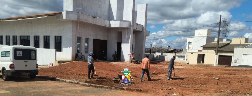 CONSTRUÇÃO DA PRAÇA FREI GALVÃO AVANÇA NO BAIRRO DONA DIVA