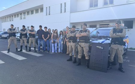 POLÍCIA MILITAR DE PATROCÍNIO RECEBE VISITA DOS ALUNOS DO COLÉGIO ANGLO ABC NO 46º BPM