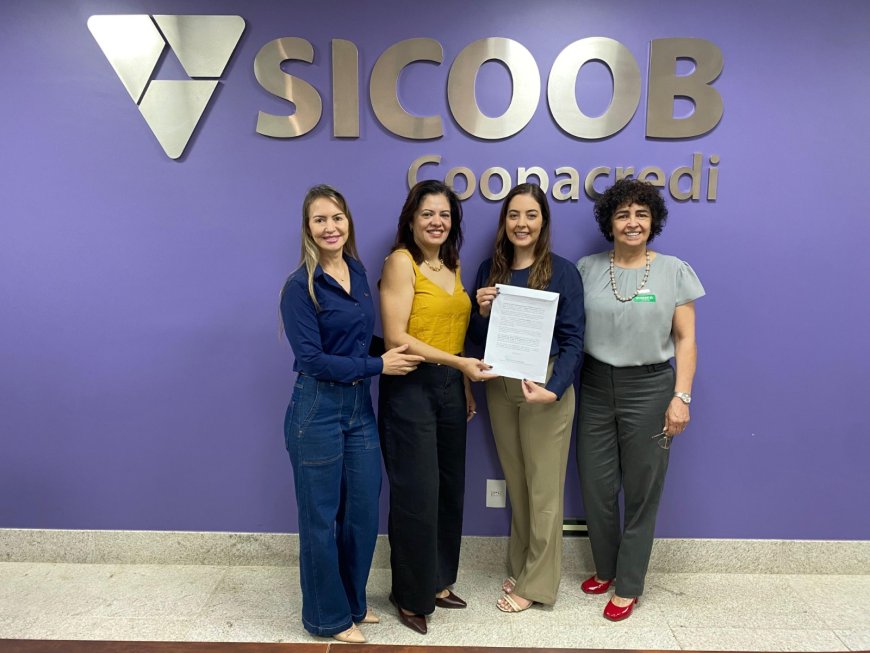 CÂMARA DA MULHER EMPREENDEDORA OFICIALIZA CONVITE À PRESIDENTE DO SICOOB COOPACREDI PARA HOMENAGEM ESTADUAL