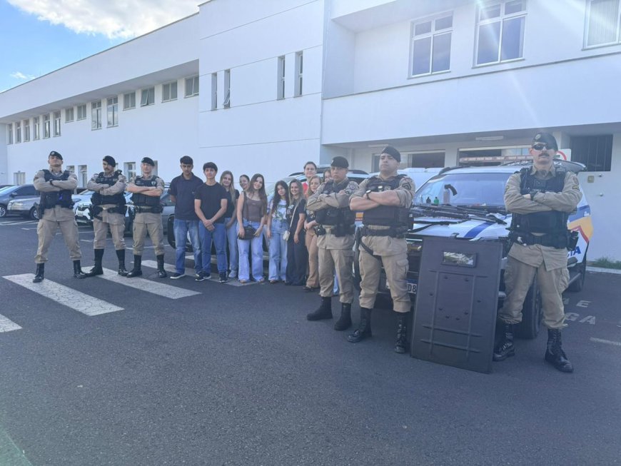 POLÍCIA MILITAR DE PATROCÍNIO RECEBE VISITA DOS ALUNOS DO COLÉGIO ANGLO ABC NO 46º BPM