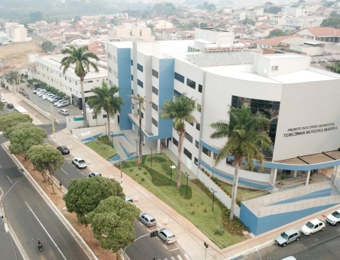 PADRONIZAÇÃO EXIGIDA PELO MINISTÉRIO DA SAÚDE MOTIVA MUDANÇAS NA FACHADA DO EX-PRONTO SOCORRO TEREZINHA MOREIRA MARRA, AGORA UPA 24 HORAS
