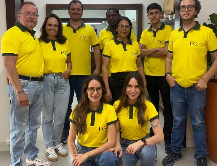 “O CORAÇÃO NA CHUTEIRA: POR QUE AINDA PRECISAMOS PARAR PARA VER O BRASIL JOGAR"