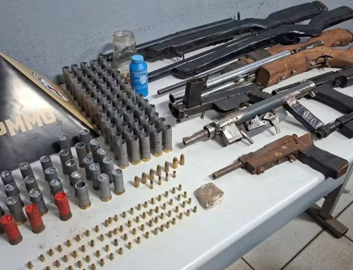 ARSENAL DE ARMAS ARTESANAIS É ENCONTRADO ESCONDIDO EM COMUNIDADE RURAL DE MINAS