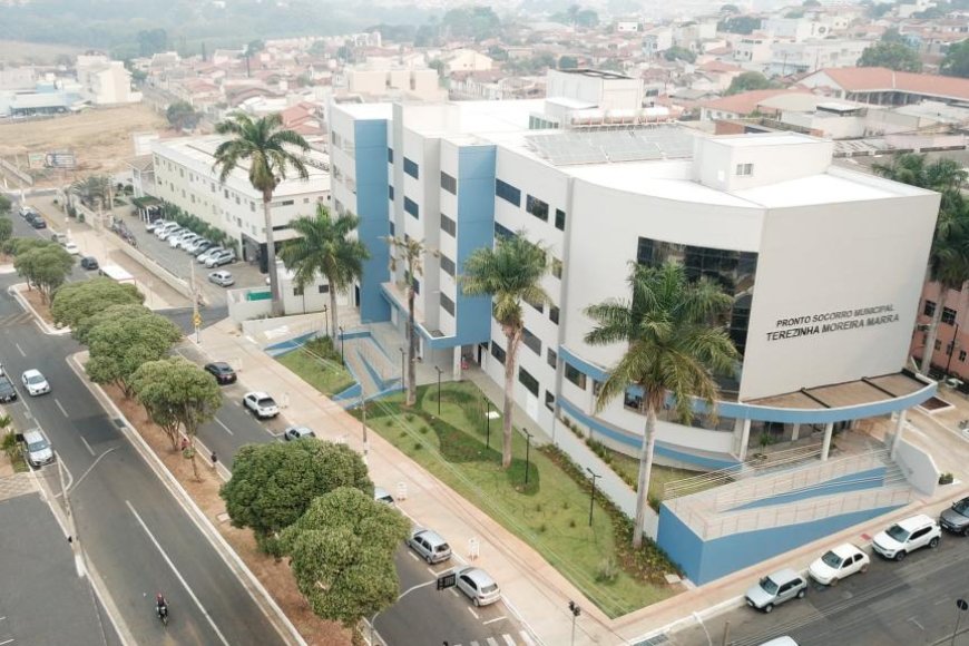 PADRONIZAÇÃO EXIGIDA PELO MINISTÉRIO DA SAÚDE MOTIVA MUDANÇAS NA FACHADA DO EX-PRONTO SOCORRO TEREZINHA MOREIRA MARRA, AGORA UPA 24 HORAS