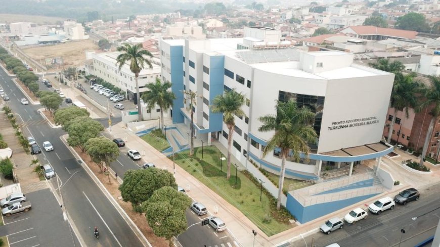 PADRONIZAÇÃO EXIGIDA PELO MINISTÉRIO DA SAÚDE MOTIVA MUDANÇAS NA FACHADA DO EX-PRONTO SOCORRO TEREZINHA MOREIRA MARRA, AGORA UPA 24 HORAS