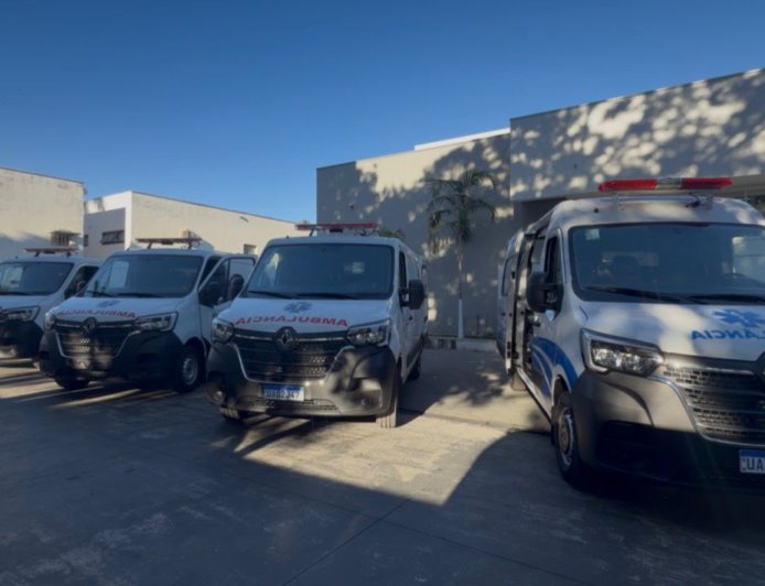 GOVERNO MUNICIPAL RECEBE MAIS TRÊS AMBULÂNCIAS NA REUNOVAÇÃO DA FROTA DA SAÚDE